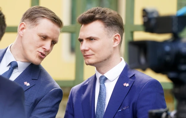 Депутат Сейма Артурс Бутанс (справа)