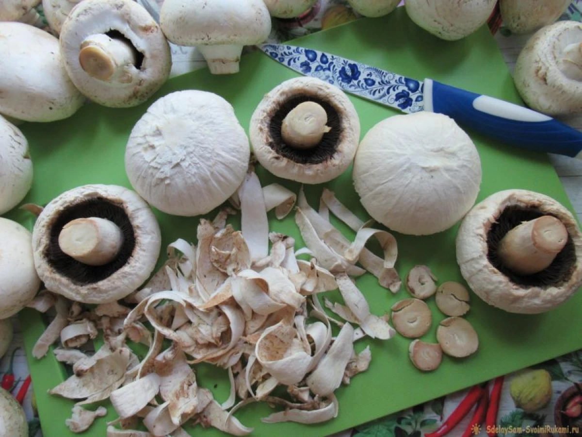 Should you wash or clean mushrooms before frying?