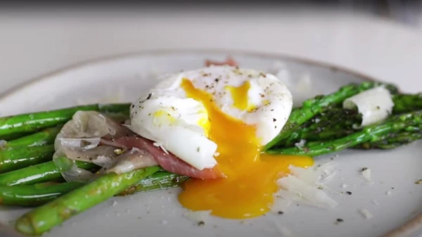 How to Make a Delicious Poached Egg Using Plastic Wrap