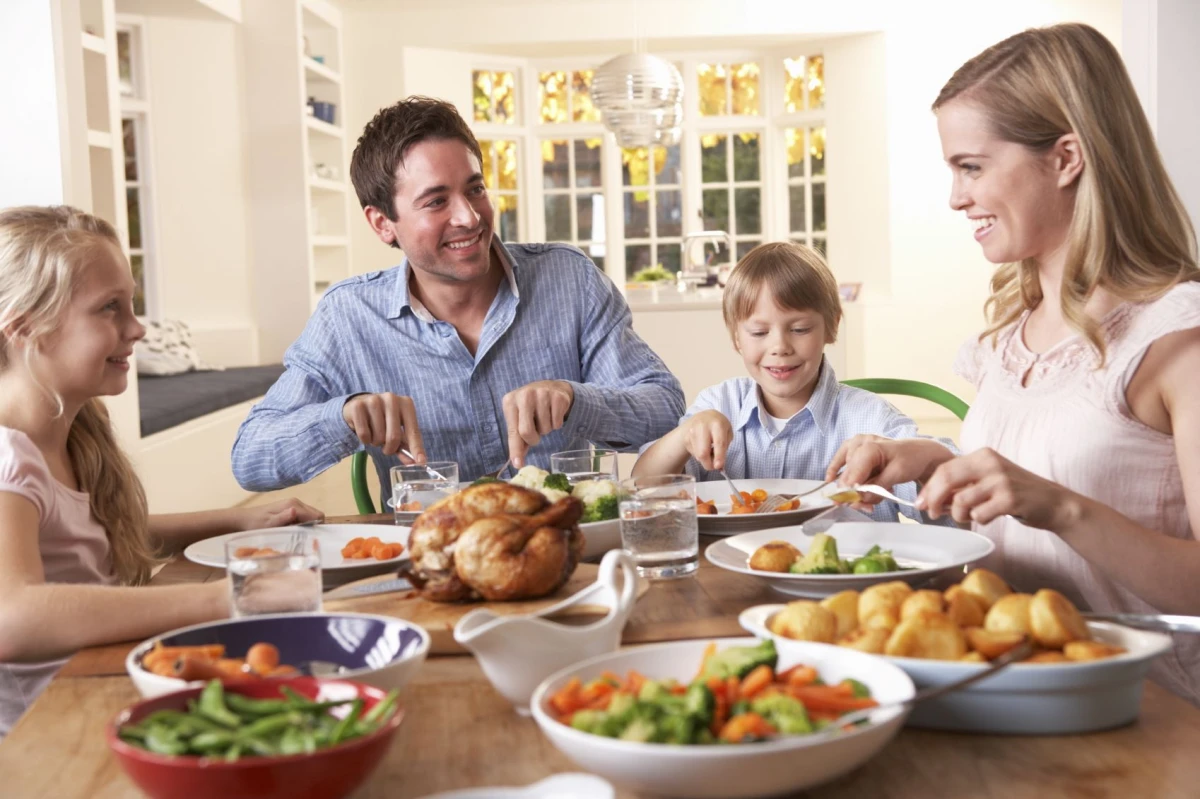 Doctors Named the Best Time for Dinner — and It’s Not 6:00 PM