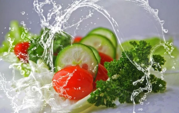 How to Make Salad Greens Juicy and Crunchy: A Chef's Trick