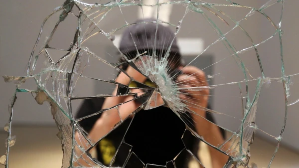 Cracked Mirror and Stopped Clocks: What Signs in the House Were Considered Warnings of Trouble