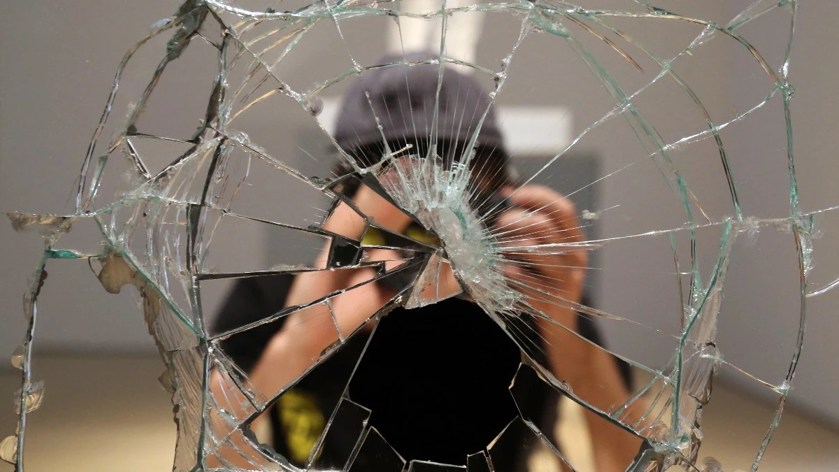 Cracked Mirror and Stopped Clocks: What Signs in the House Were Considered Warnings of Trouble