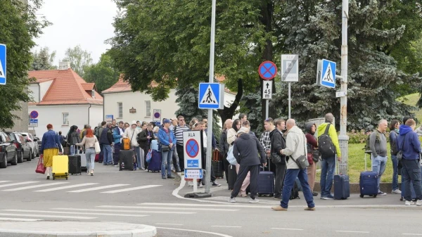 Queues at the border: dozens of people in Narva are waiting to cross into Russia. The situation may worsen in the near future
