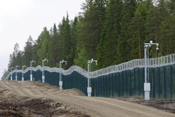 Страна Суоми отгородилась стеной на Востоке.