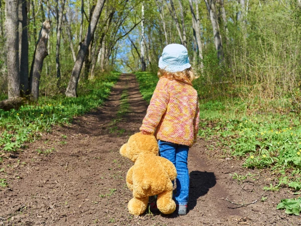 ребенок с игрушкой
