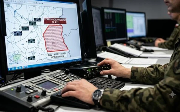 Польские пограничники за пультом