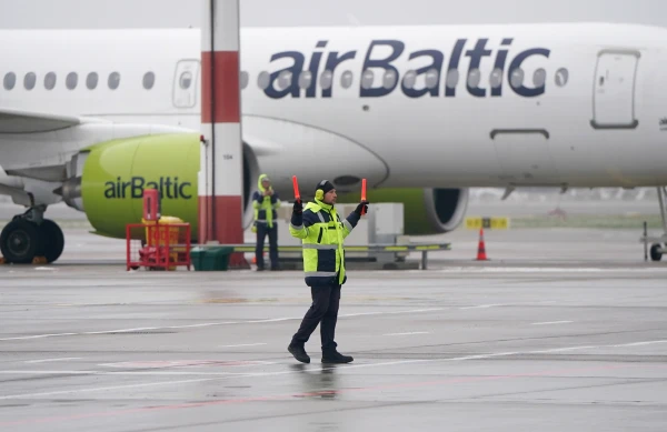 самолет airBaltic в аэропорту