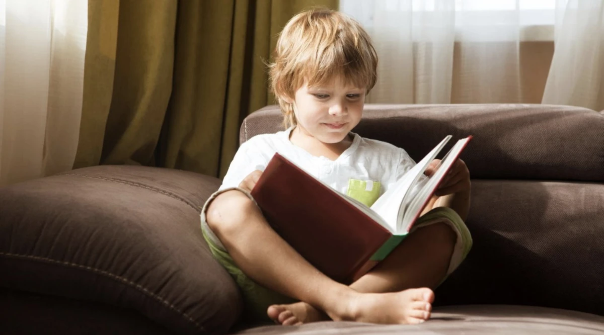 Ребенок с книгой.