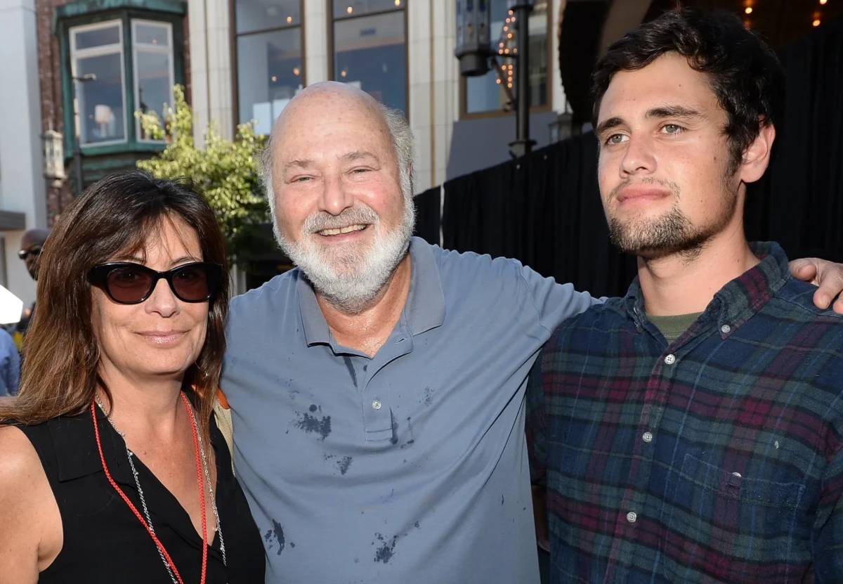 The son of a famous director, accused of murdering his parents, demands part of the inheritance to pay for his lawyer