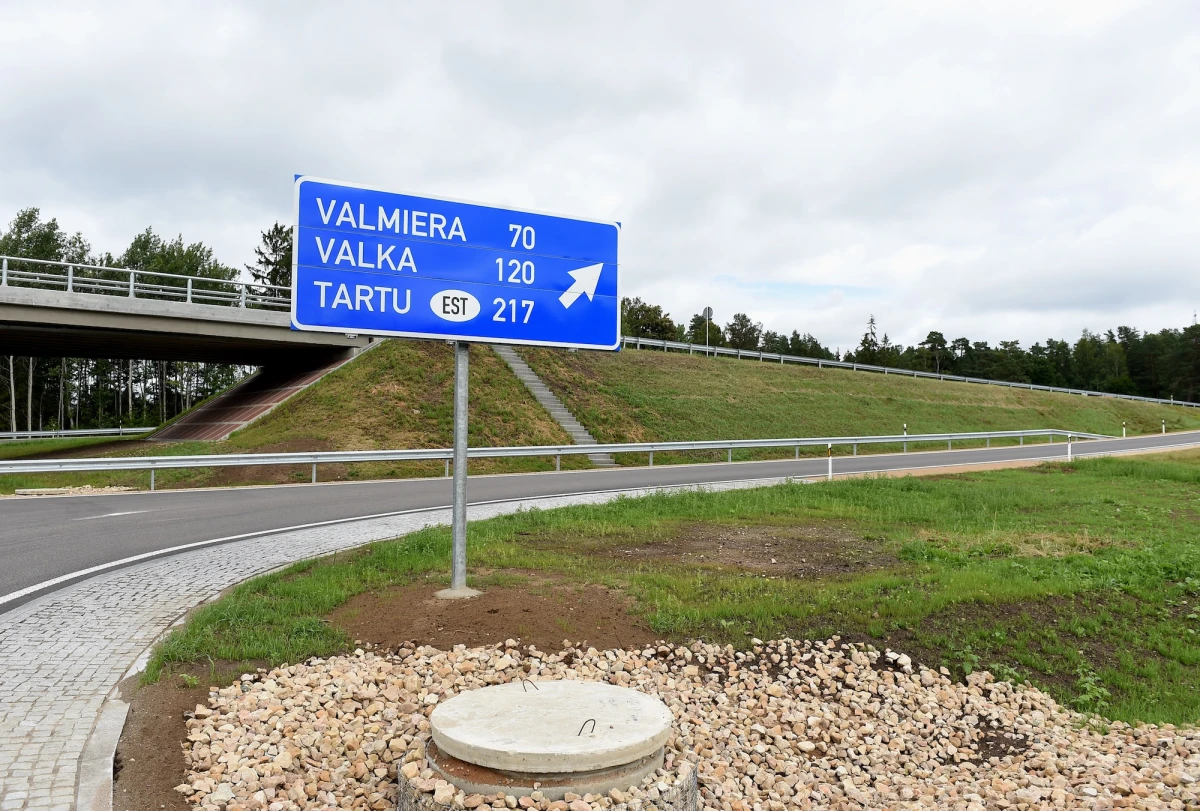 Указатель на дороге в Латвии