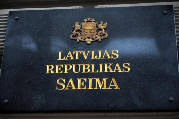 Вывеска на здании латвийского парламента