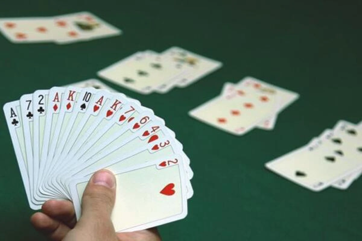 Игрок в бридж с картами