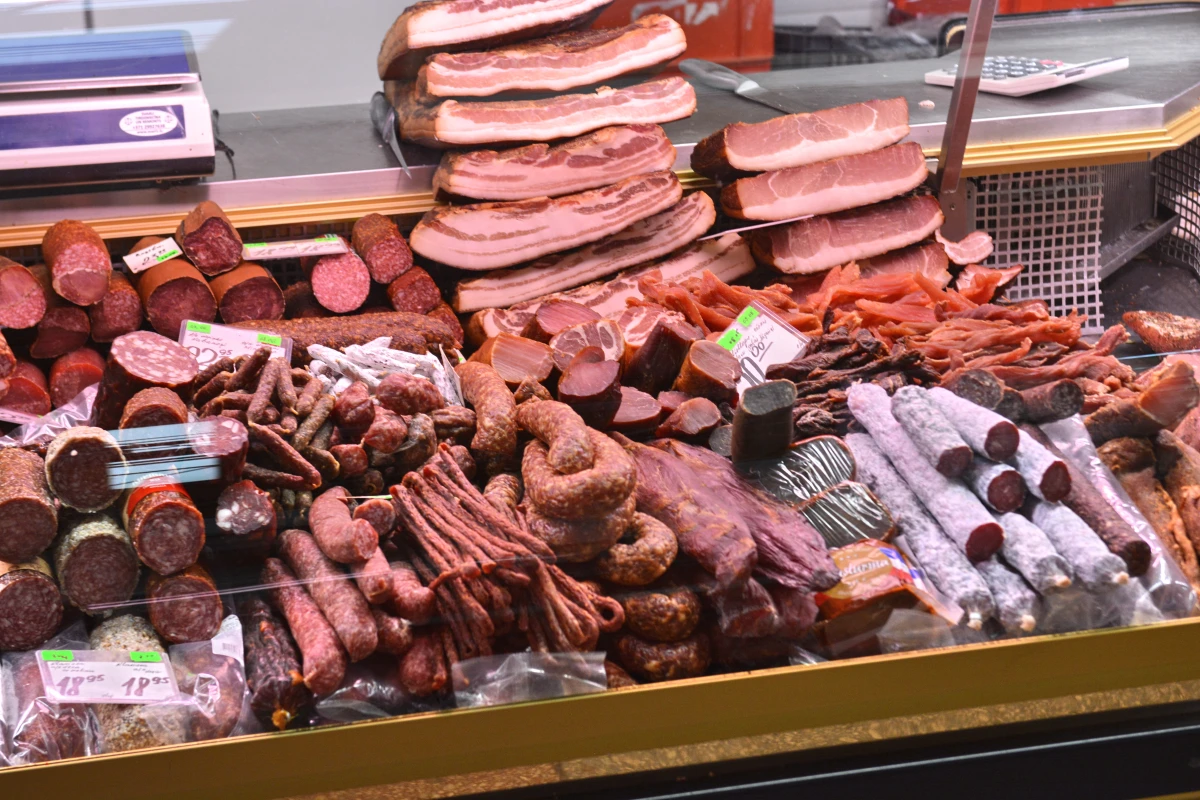 Мясной павильон, продукция на прилавке