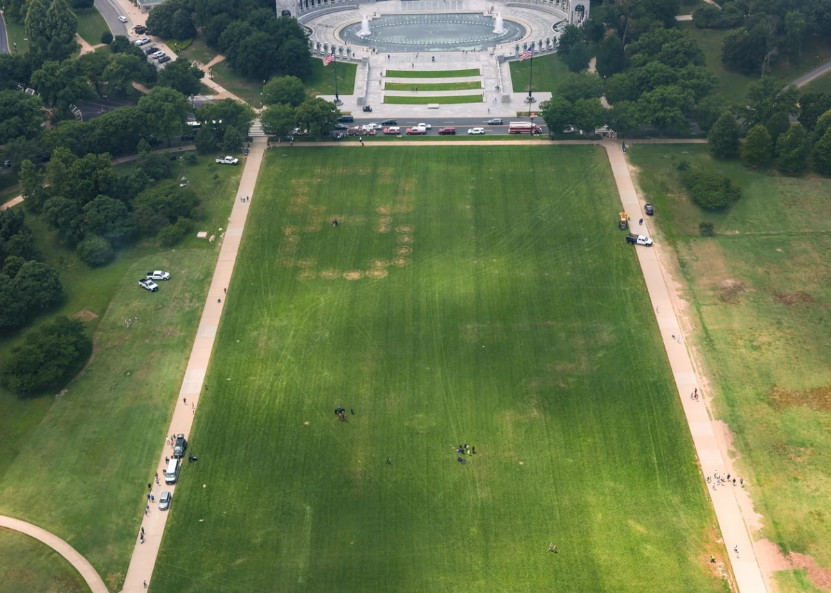 The inscription '8647' in the center of Washington is considered a hint at Trump's removal