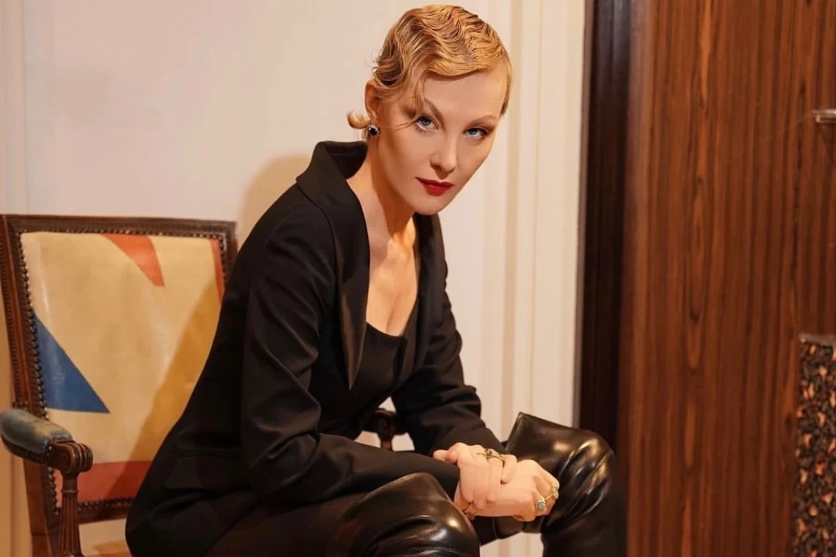 Renata Litvinova Tried on the Image of 'Death with a Scythe' for the Cover of a French Magazine