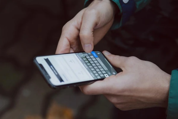 Why You Shouldn't Keep the Internet On Your Smartphone