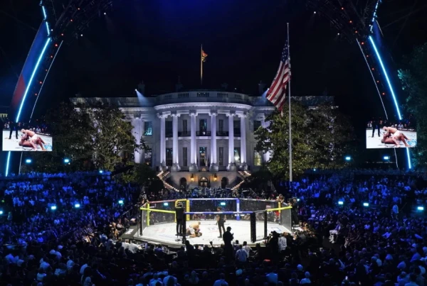 На лужайке перед Белым домом состоялся необычный турнир UFC.
