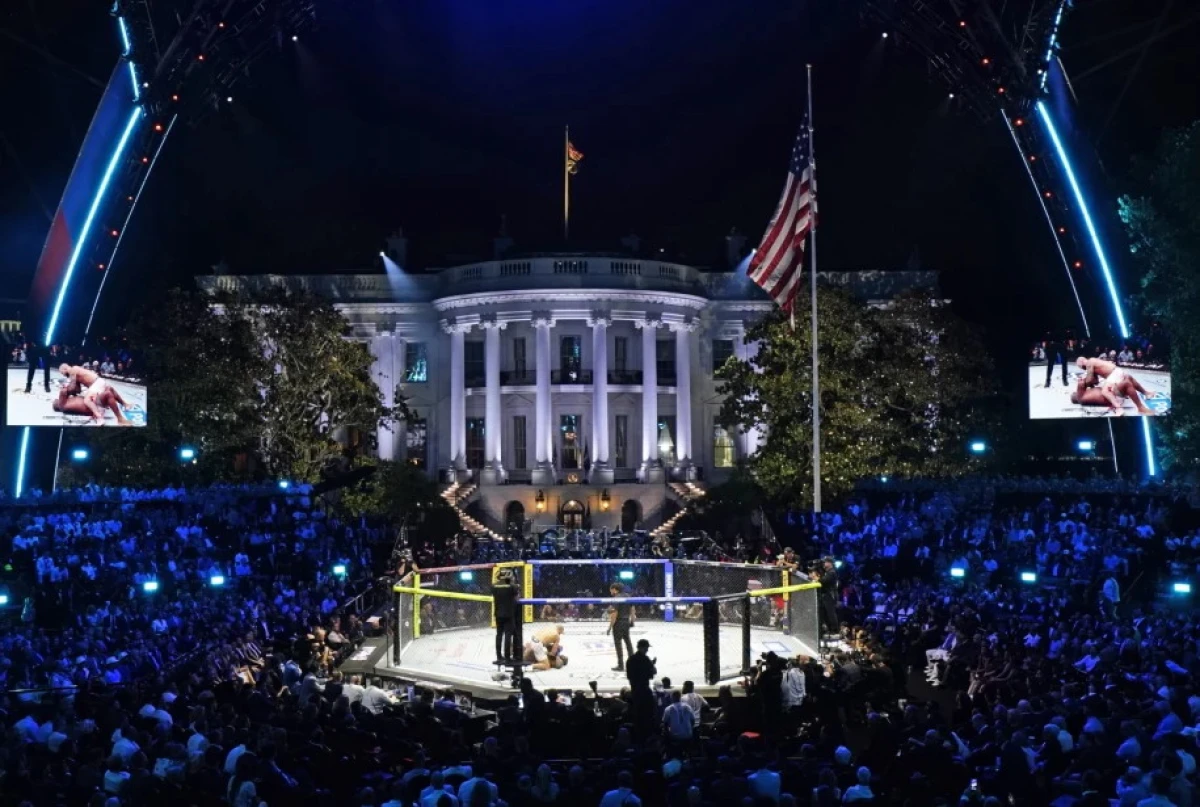 На лужайке перед Белым домом состоялся необычный турнир UFC.