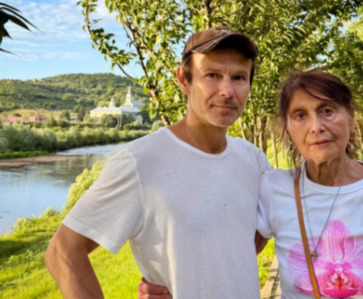 Светлана рада за успешного сына.