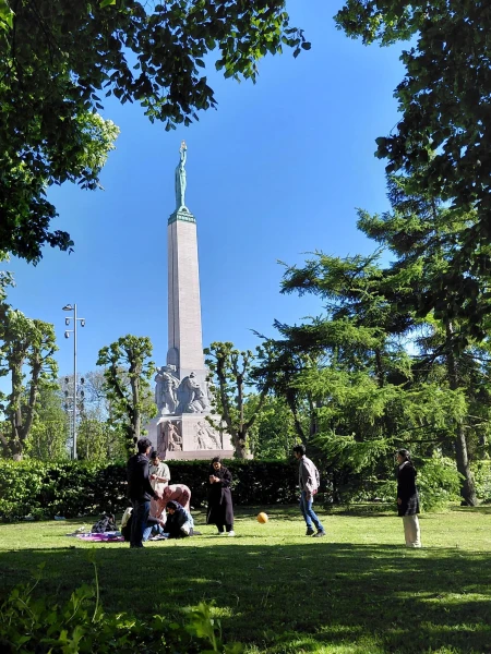 Все больше иностранных гостей осваивает рижские достопримечательности.