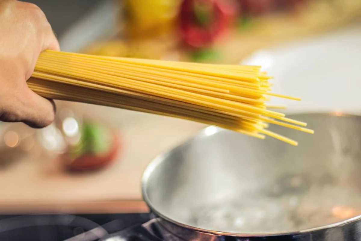 Why You Shouldn't Pour Out Pasta Water: 6 Unusual Reasons