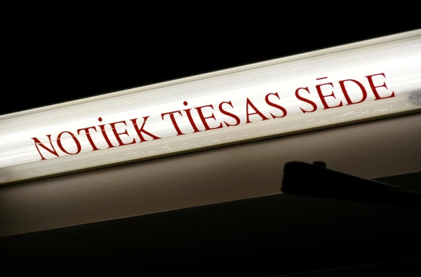Табличка "идет заседание суда"