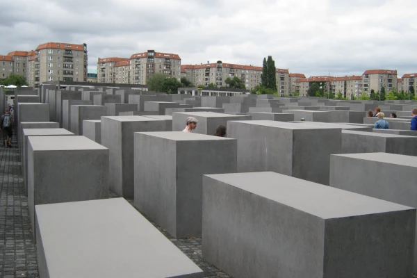 Мемориал жертвам Холокоста в центре Берлина.