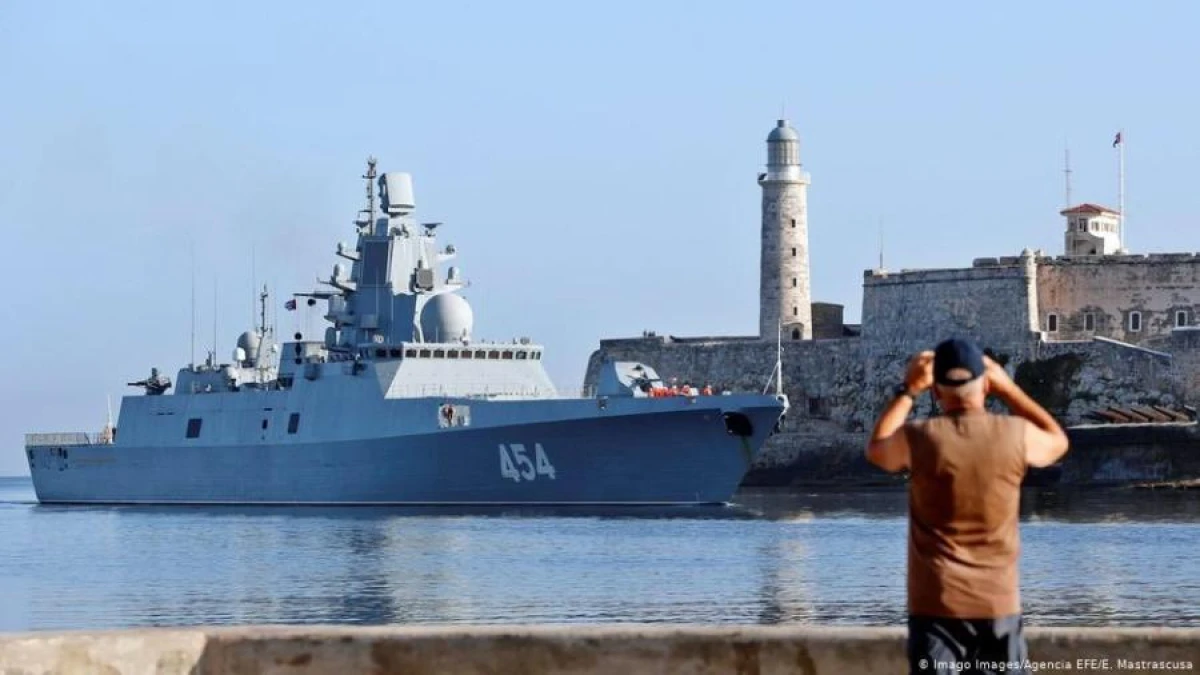 Российский военный корабль в порту