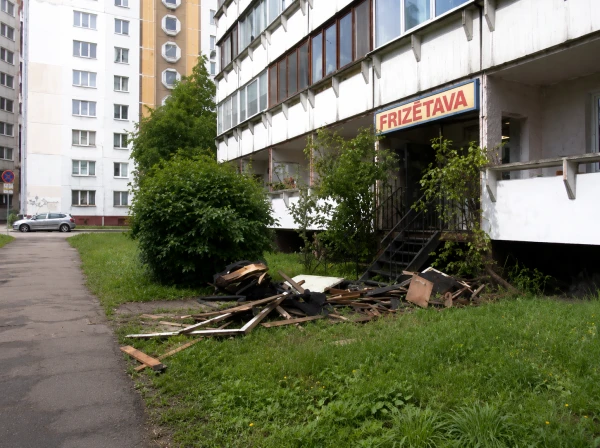 Разрушенные доски у жилого дома