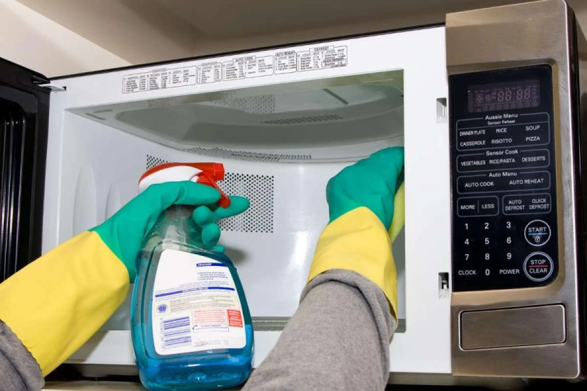 A Simple Way to Clean Your Microwave