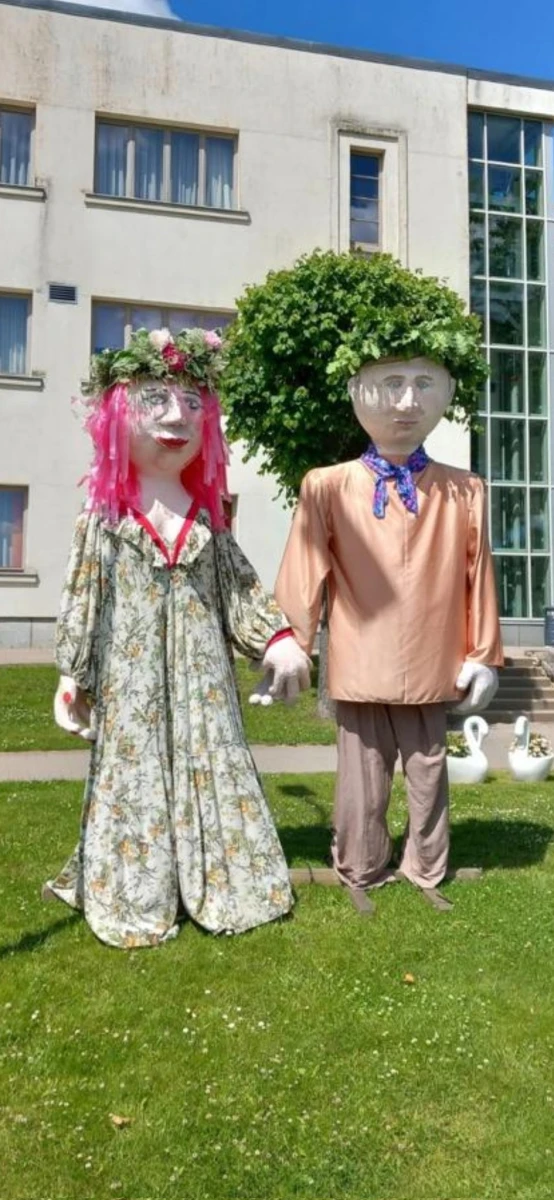 Куклы украшающие городскую среду