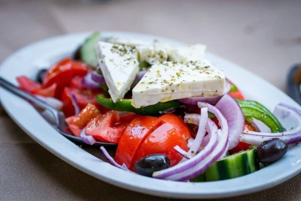 How to Properly Salt and Dress Vegetables in a Salad: Basic Rules
