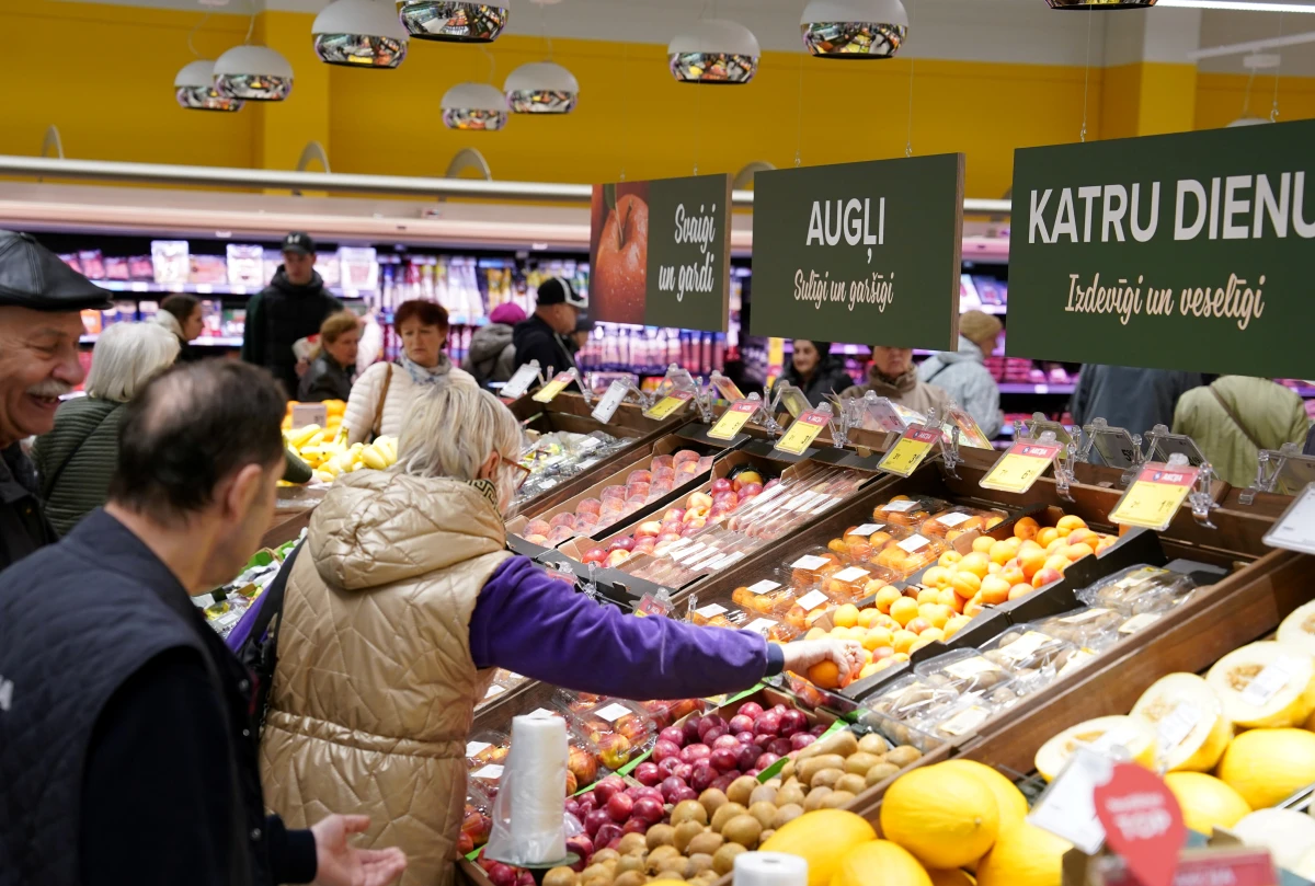 Рижане следят за скидками на продукты.