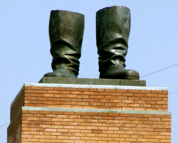 В Будапеште сохранили "памятник сапогам" от сломанного монумента Сталину.