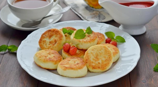 How to Make Fluffy and Tender Cheese Pancakes for Breakfast Using a Restaurant Recipe