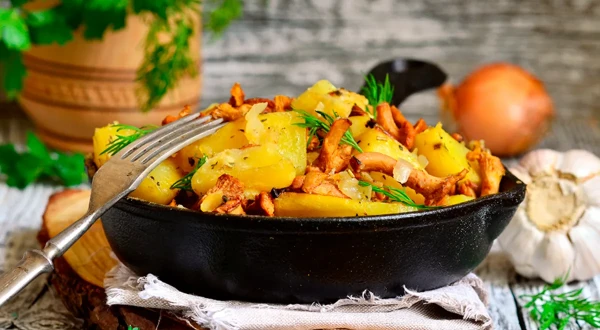 You Don«t Just Throw It Straight onto the Pan: Chefs Fry Potatoes with a Crust Like This