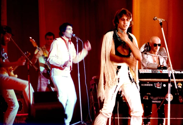 Молодой Юрочка зажигал в ансамбле "Интеграл".