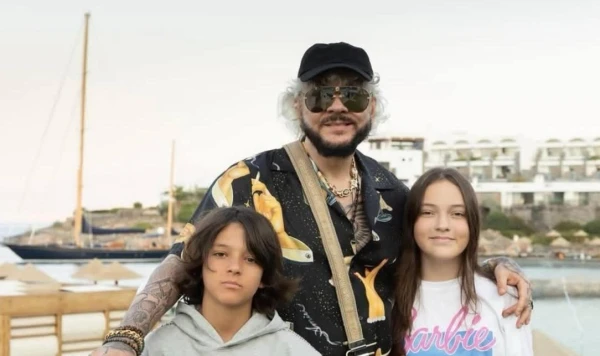 Знаменитый артист с потомством.