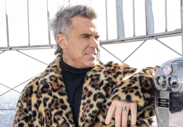 Артист выглядит несколько старше паспортного возраста.