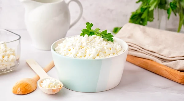 Drinking tea with cottage cheese? Doctor warned about the consequences