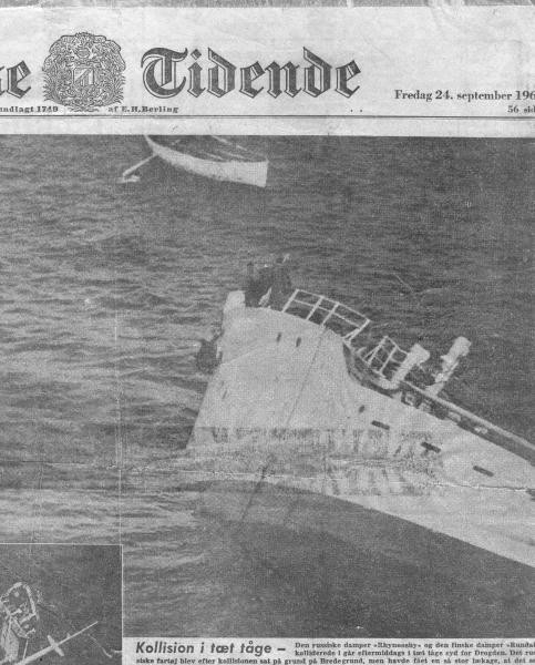 Теплоход «Ринужи» на боку. Фото с гидросамолета.