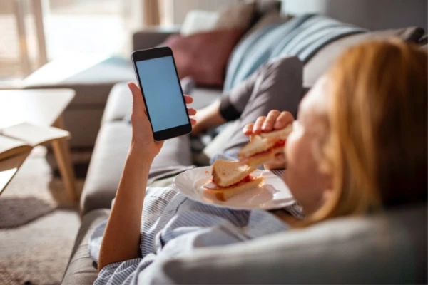 Gadgets Against Slimness: Why Mobile Devices Lead to Weight Gain