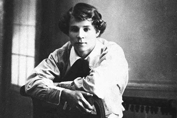 Златокудрый гений стал хулиганом и самоубийцей.