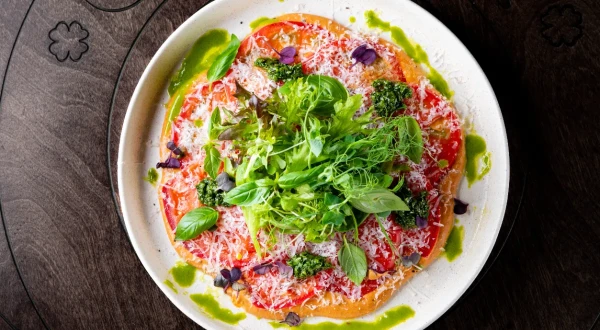 Autumn Hit: How to Make Tomato Carpaccio with Parmesan and Pesto in 5 Minutes