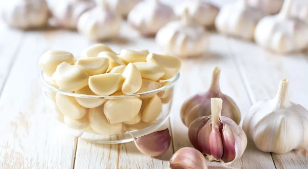 How to Peel Garlic Without Getting Your Hands Dirty: 3 Simple Methods to Try