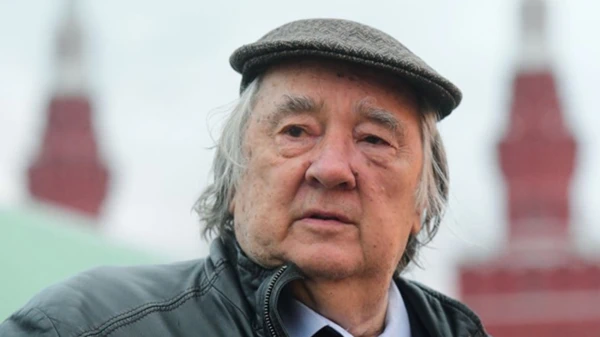 Знаменитый литератор в 87 лет решил оторваться по полной.