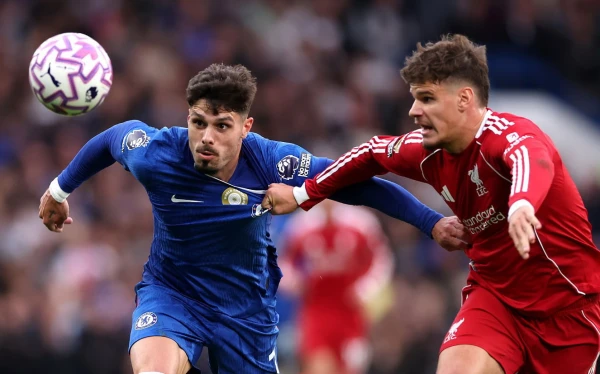 English Championship. Chelsea snatched victory over Liverpool in the sixth added minute