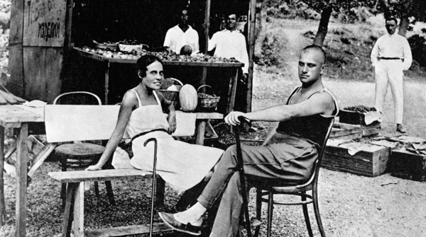 Главный пролетарский поэт полюбил роковую женщину.