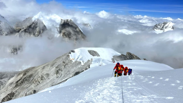 About a thousand tourists trapped on Everest due to heavy snowfall